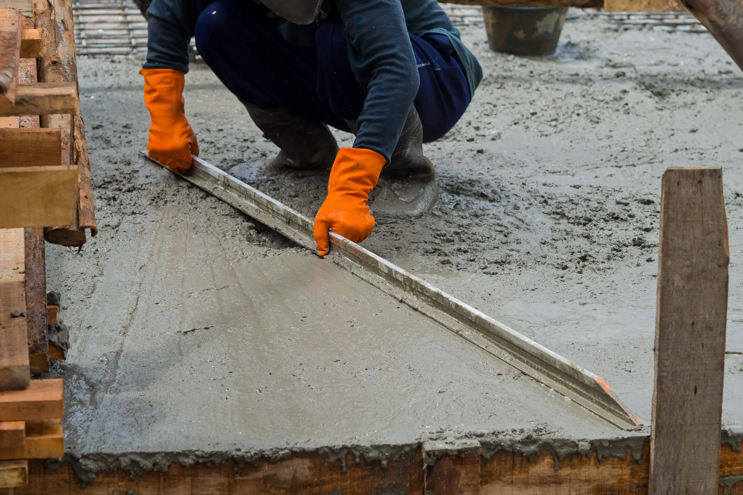 Gladstrijken van de betonnen dekvloer