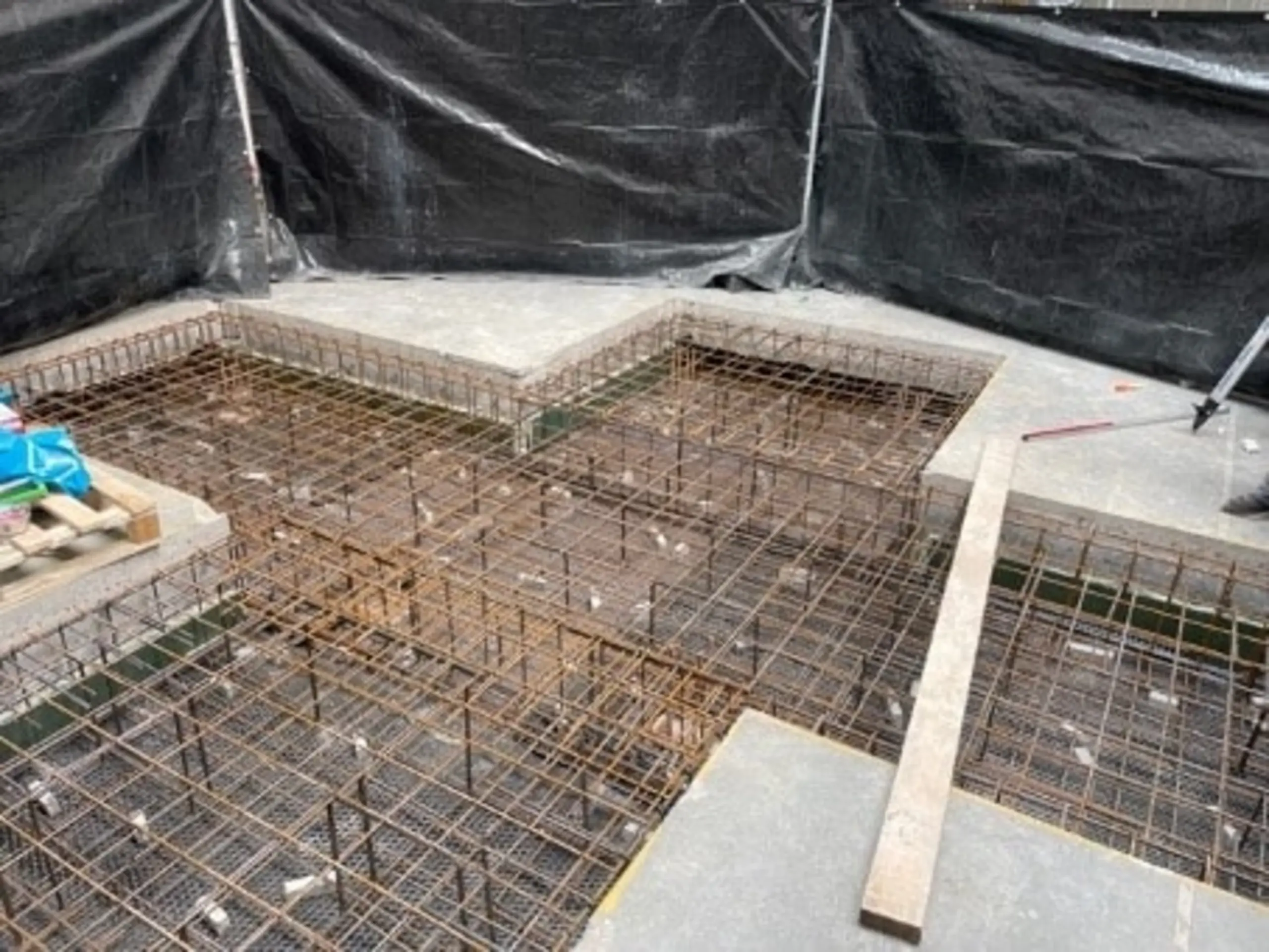 Funderingswerk voor een nieuwe ponsmachine bij drukkerij Elburg en Smit