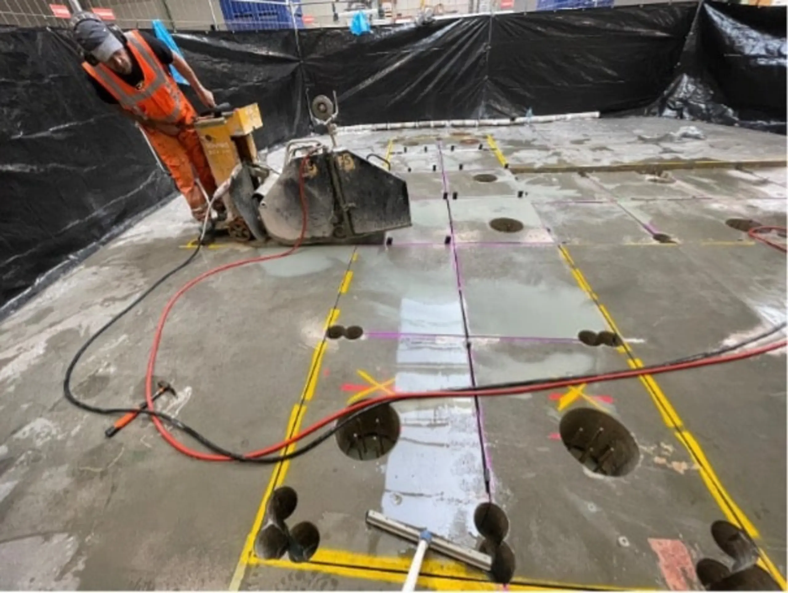 Slijpen en boren van het fundament voor de ponsmachine