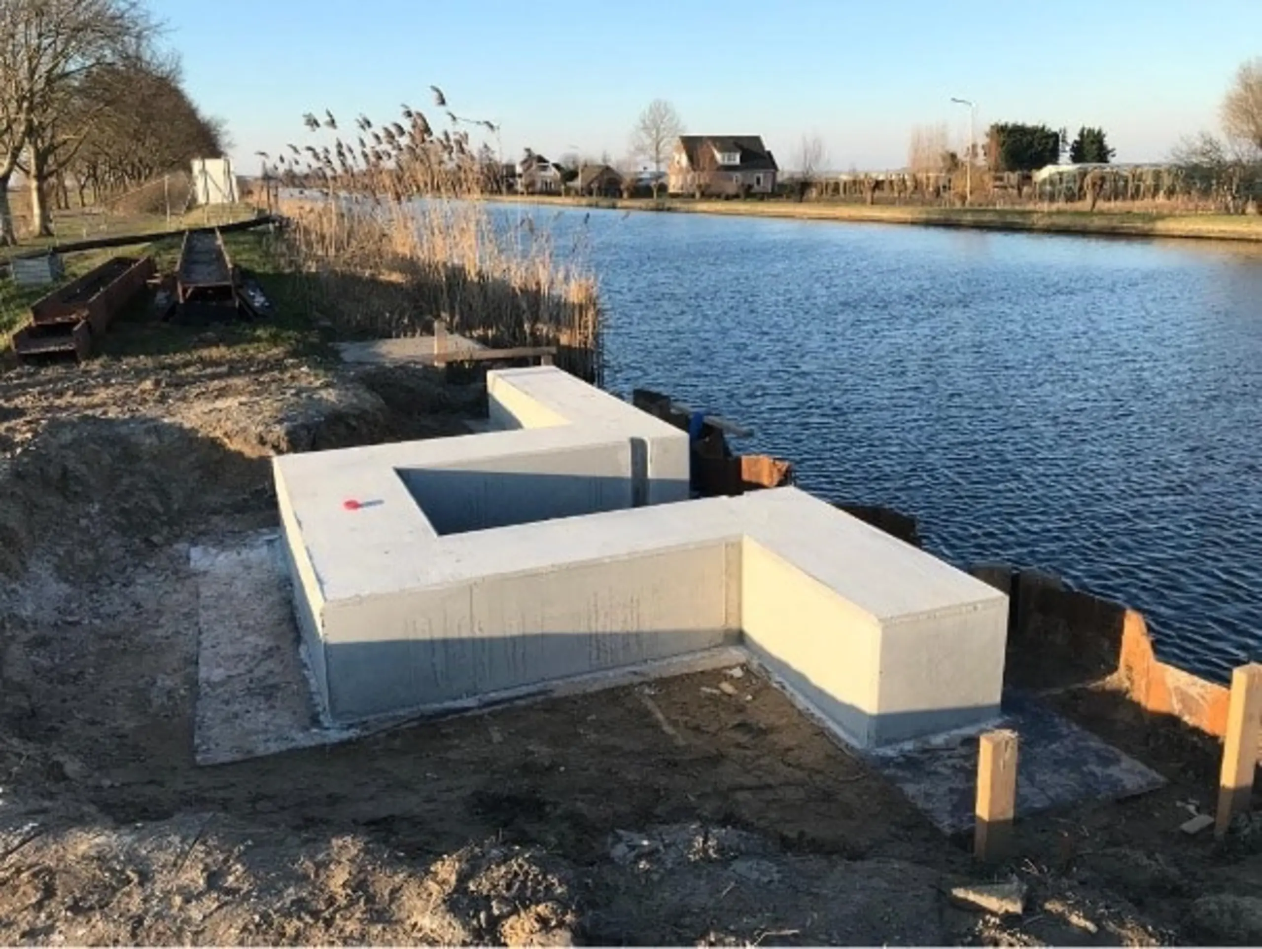 Afgeronde betonnen behuizing watergemaal Ter Aar